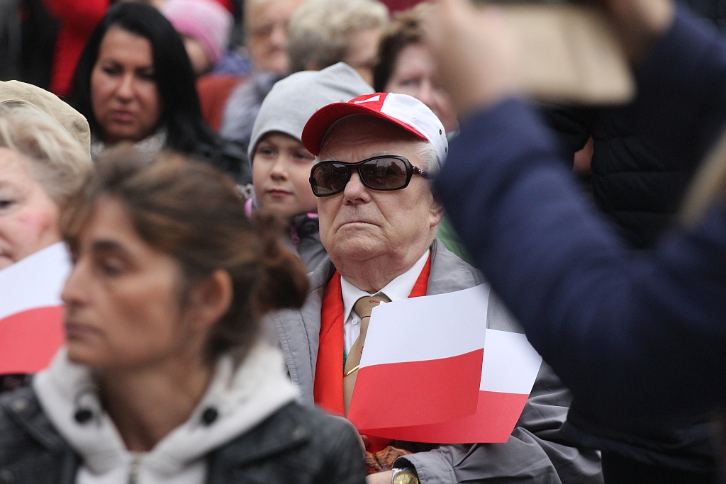 Legniczanie zaśpiewali „Mazurka Dąbrowskiego” w sercu miasta