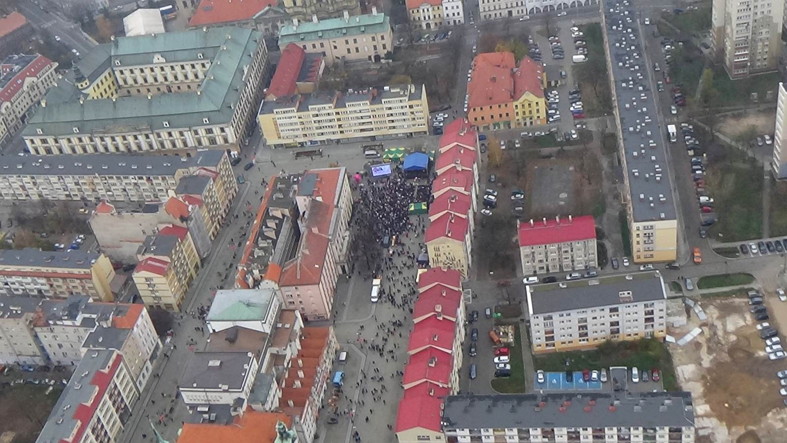 Obchody Święta Niepodległości widziane z motoparalotni AnTonio