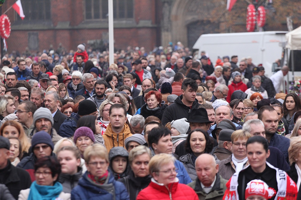Legniczanie zaśpiewali „Mazurka Dąbrowskiego” w sercu miasta