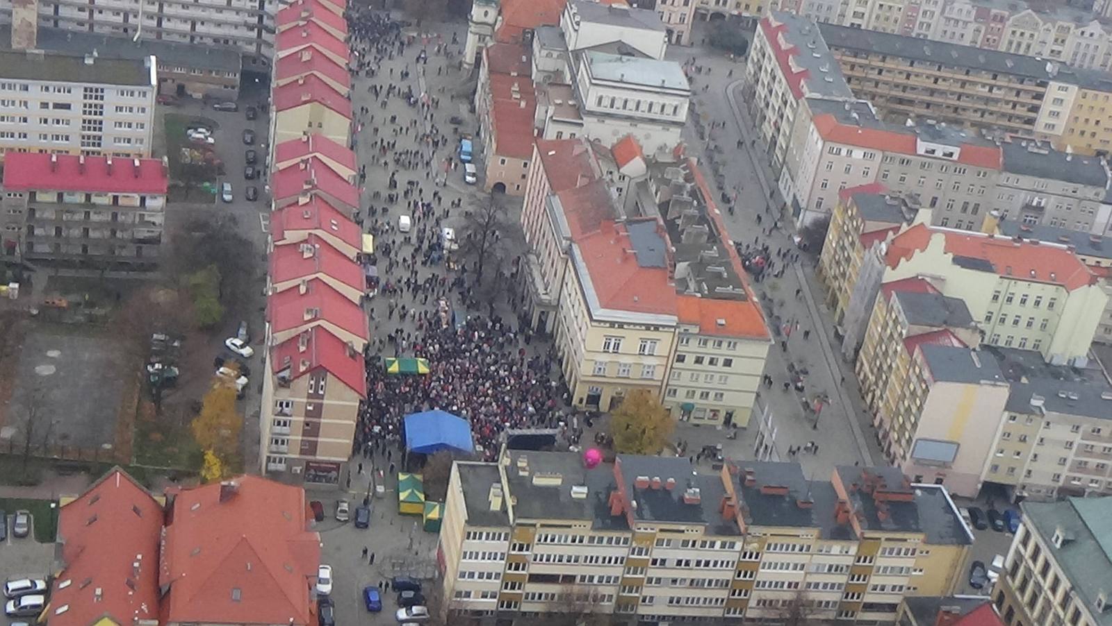 Obchody Święta Niepodległości widziane z motoparalotni AnTonio