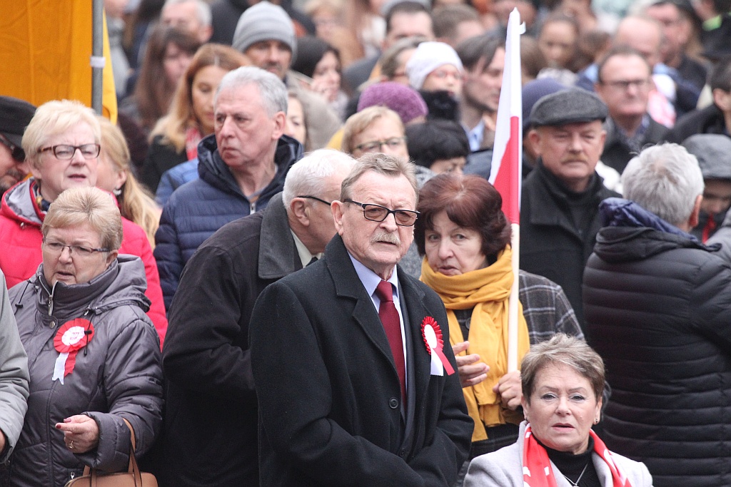 Legniczanie zaśpiewali „Mazurka Dąbrowskiego” w sercu miasta