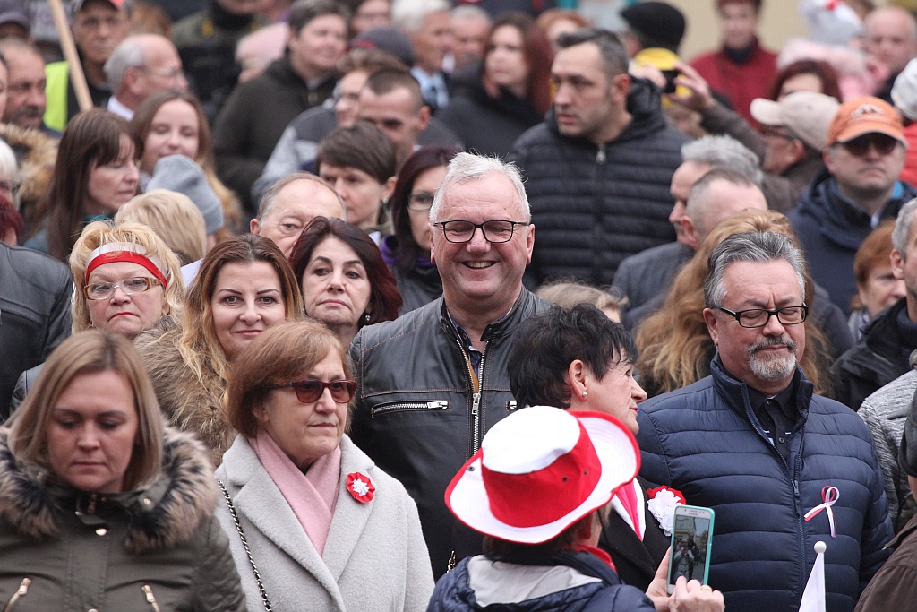 Legniczanie zaśpiewali „Mazurka Dąbrowskiego” w sercu miasta