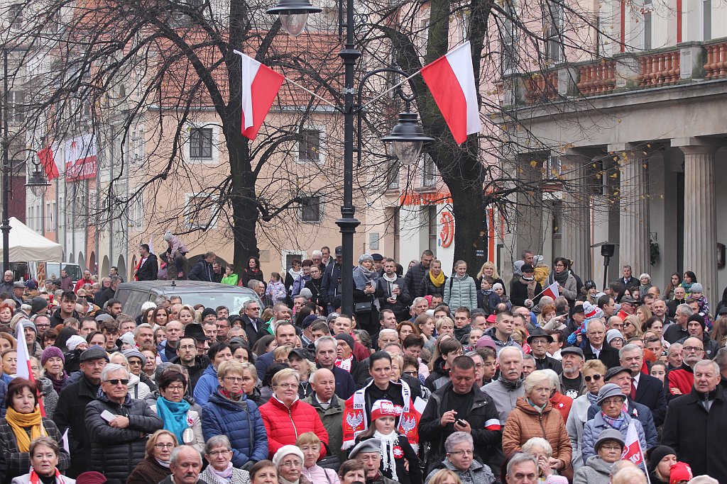 Legniczanie zaśpiewali „Mazurka Dąbrowskiego” w sercu miasta