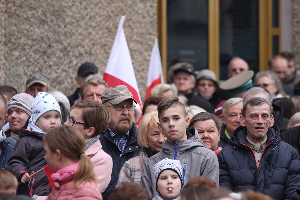 Legniczanie zaśpiewali „Mazurka Dąbrowskiego” w sercu miasta