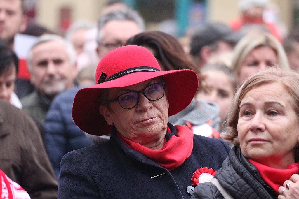 Legniczanie zaśpiewali „Mazurka Dąbrowskiego” w sercu miasta