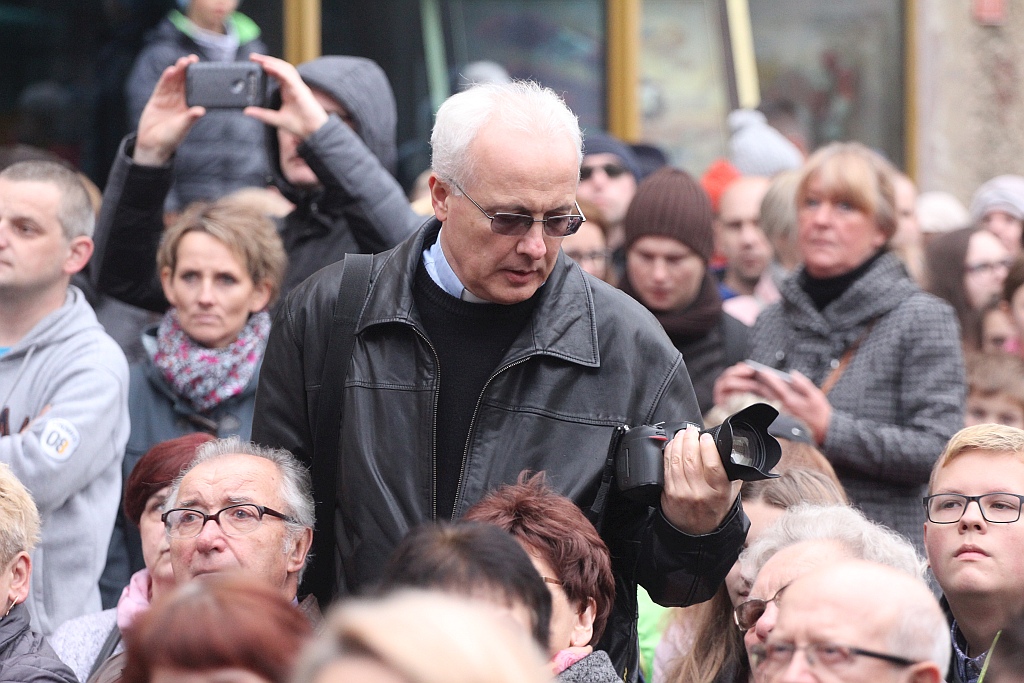 Legniczanie zaśpiewali „Mazurka Dąbrowskiego” w sercu miasta