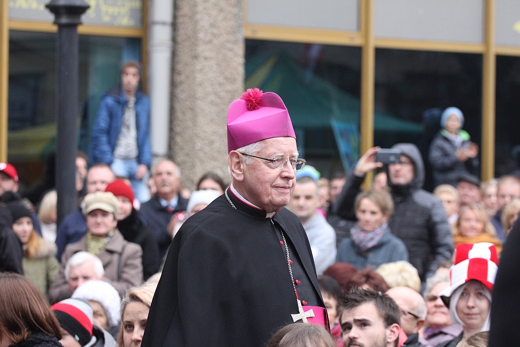 Legniczanie zaśpiewali „Mazurka Dąbrowskiego” w sercu miasta