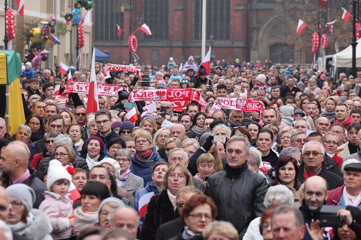 Legniczanie zaśpiewali „Mazurka Dąbrowskiego” w sercu miasta
