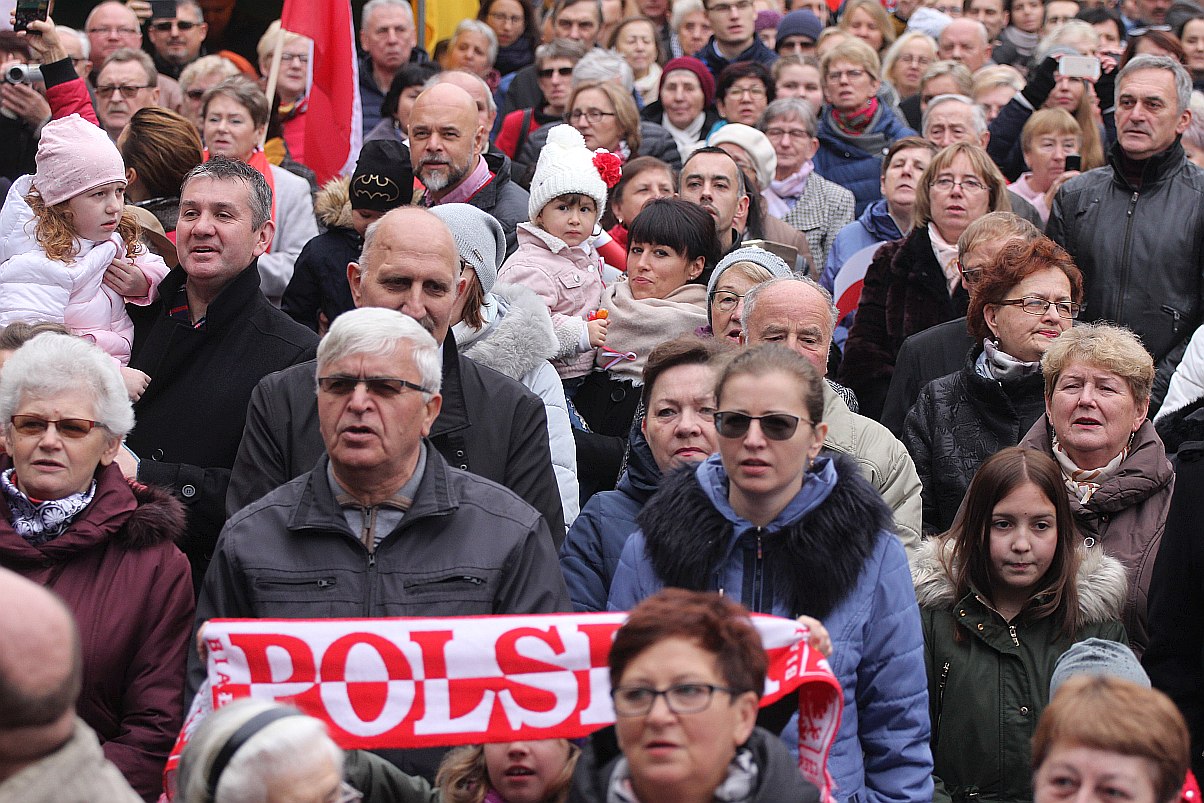 Legniczanie zaśpiewali „Mazurka Dąbrowskiego” w sercu miasta