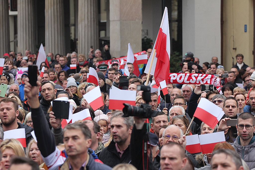 Legniczanie zaśpiewali „Mazurka Dąbrowskiego” w sercu miasta
