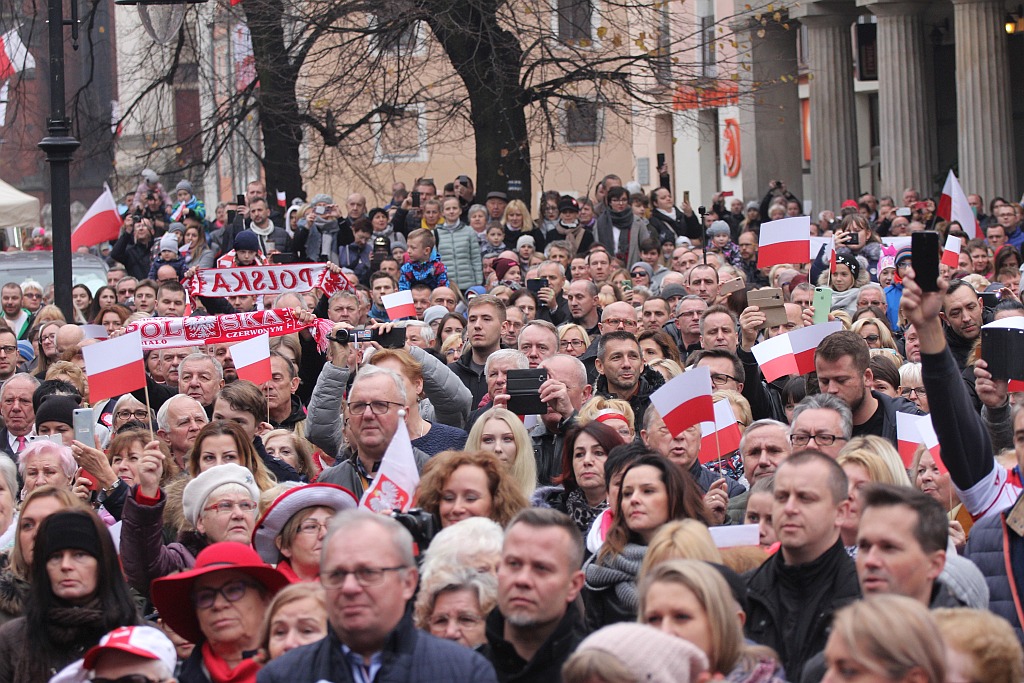 Legniczanie zaśpiewali „Mazurka Dąbrowskiego” w sercu miasta