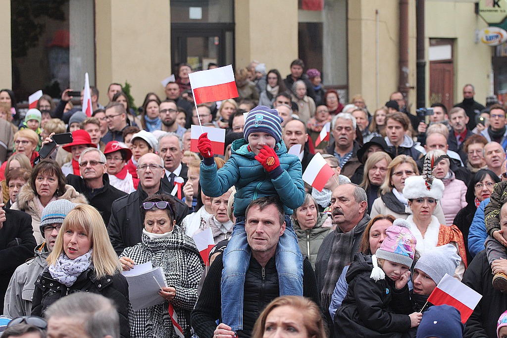 Legniczanie zaśpiewali „Mazurka Dąbrowskiego” w sercu miasta