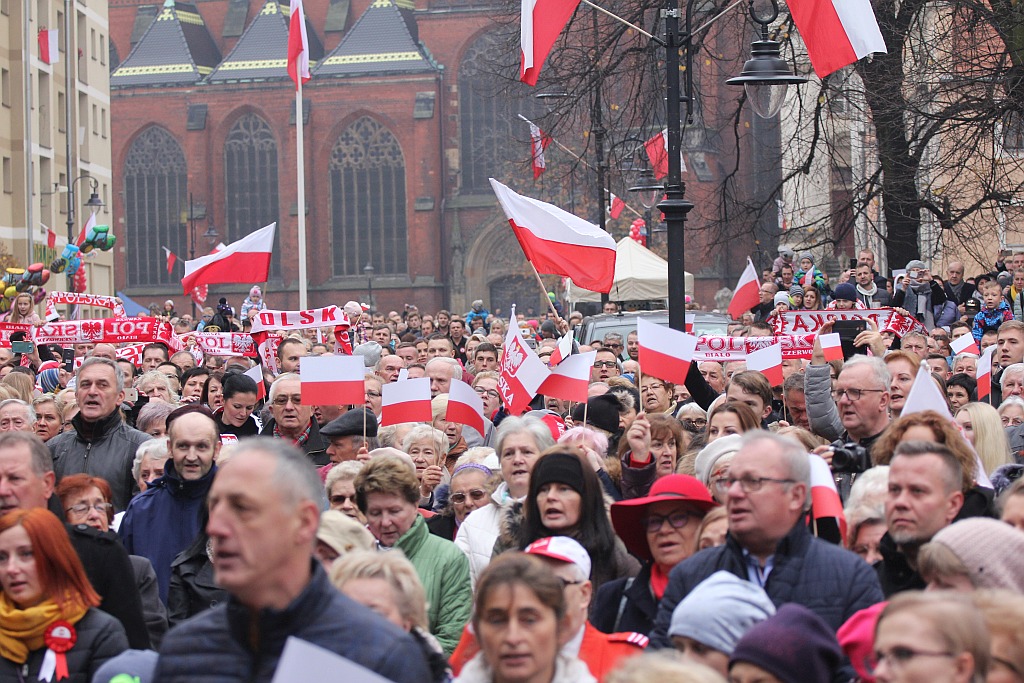 Legniczanie zaśpiewali „Mazurka Dąbrowskiego” w sercu miasta