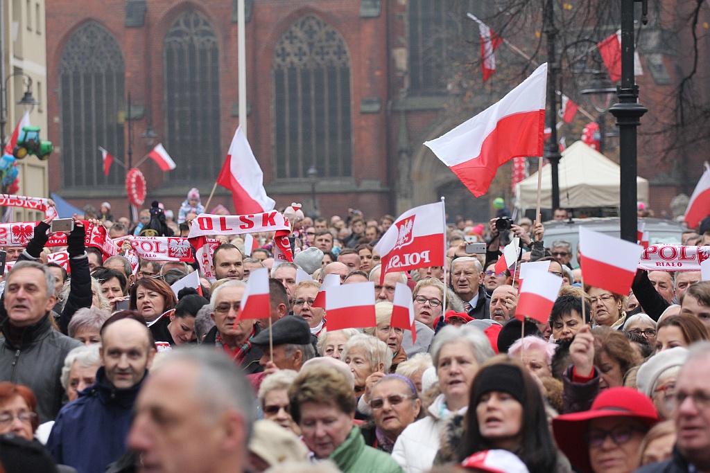 Legniczanie zaśpiewali „Mazurka Dąbrowskiego” w sercu miasta