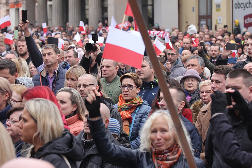 Legniczanie zaśpiewali „Mazurka Dąbrowskiego” w sercu miasta