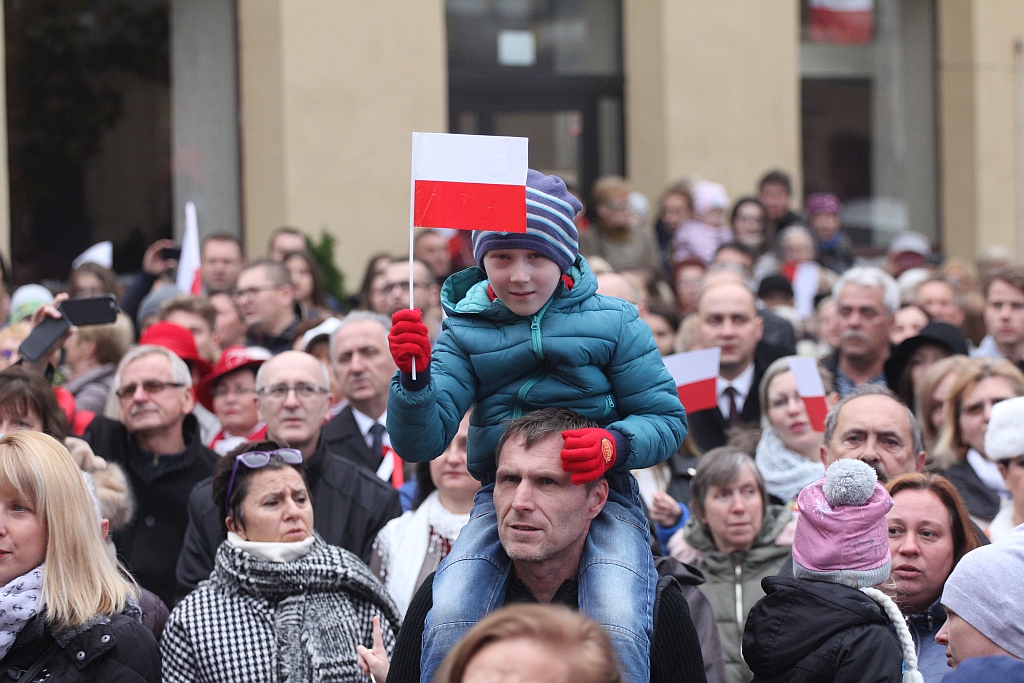 Legniczanie zaśpiewali „Mazurka Dąbrowskiego” w sercu miasta