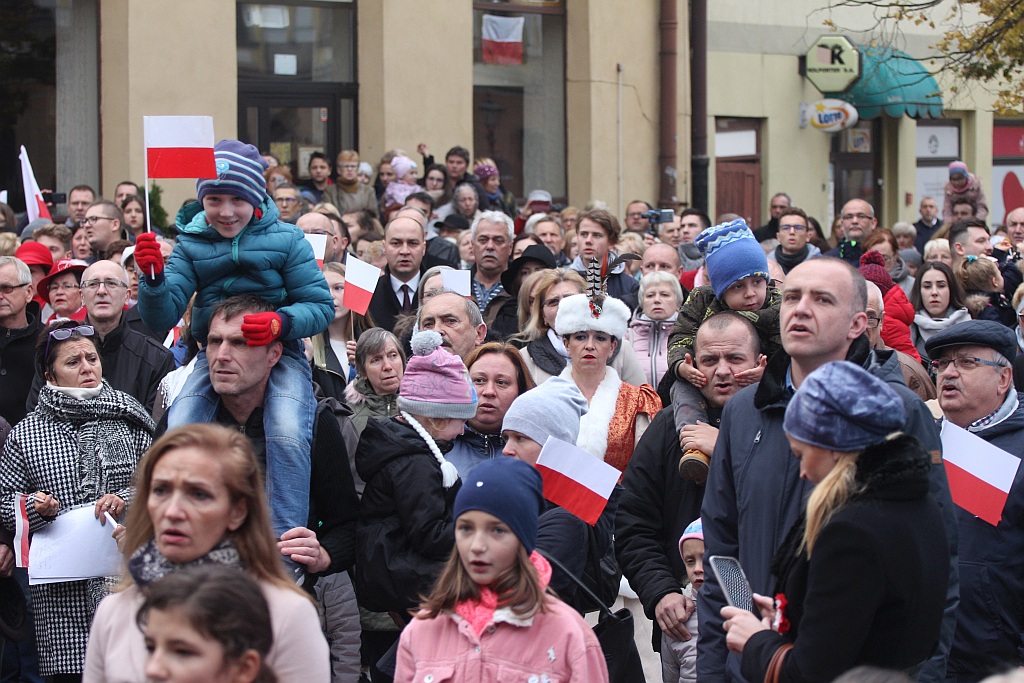 Legniczanie zaśpiewali „Mazurka Dąbrowskiego” w sercu miasta