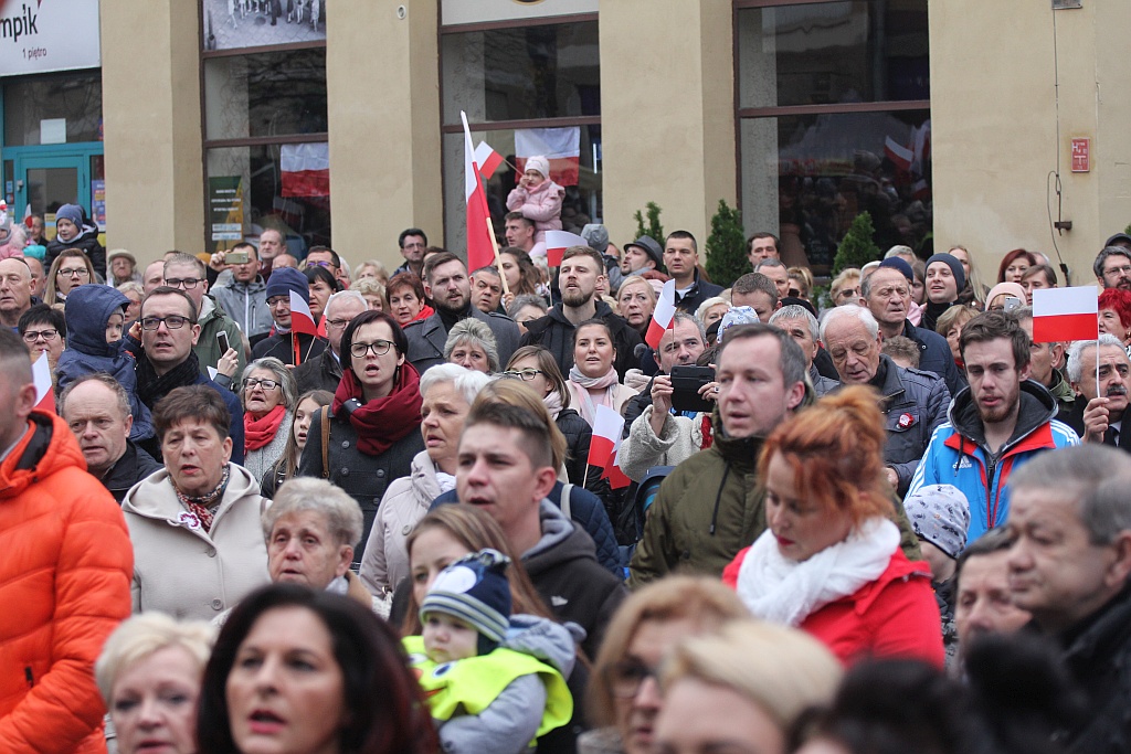 Legniczanie zaśpiewali „Mazurka Dąbrowskiego” w sercu miasta