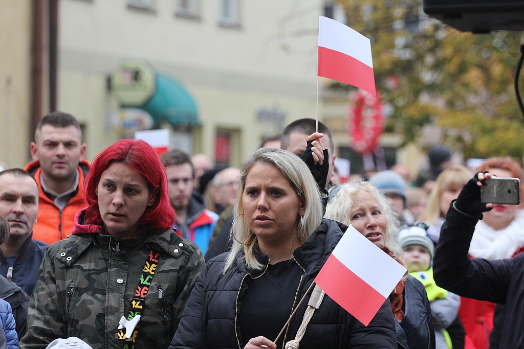 Legniczanie zaśpiewali „Mazurka Dąbrowskiego” w sercu miasta