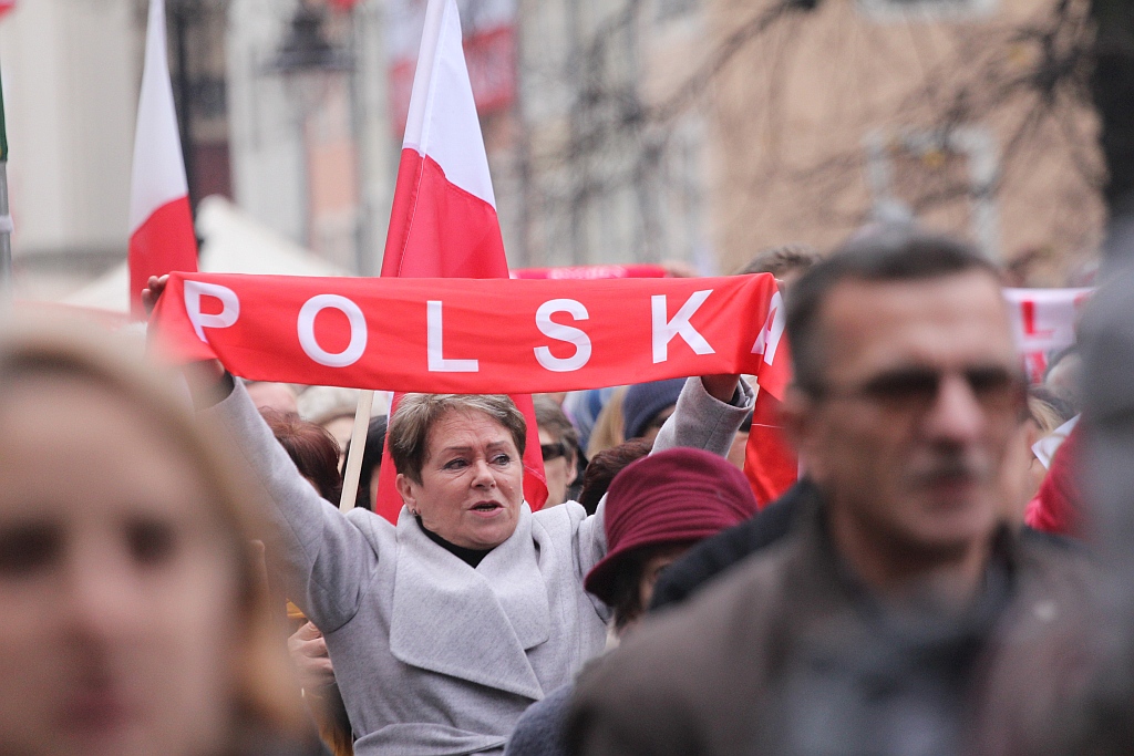 Legniczanie zaśpiewali „Mazurka Dąbrowskiego” w sercu miasta