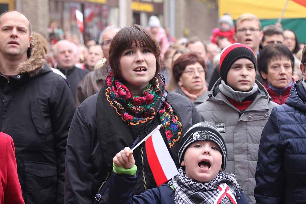 Legniczanie zaśpiewali „Mazurka Dąbrowskiego” w sercu miasta