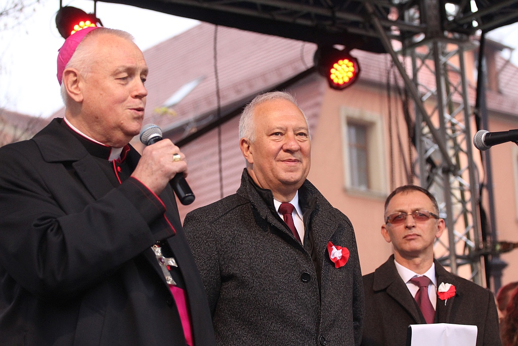 Legniczanie zaśpiewali „Mazurka Dąbrowskiego” w sercu miasta