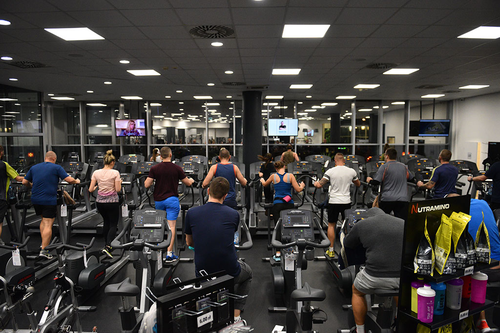 Męska rzecz w Fitness World w Galerii Ferio