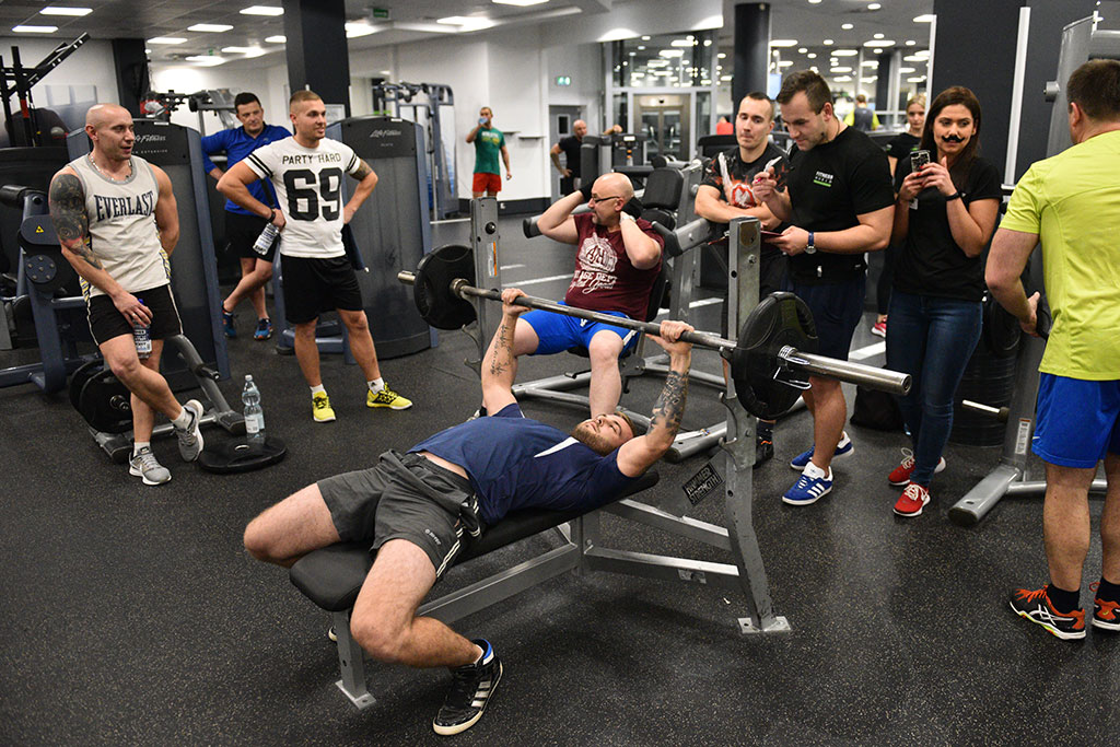 Męska rzecz w Fitness World w Galerii Ferio