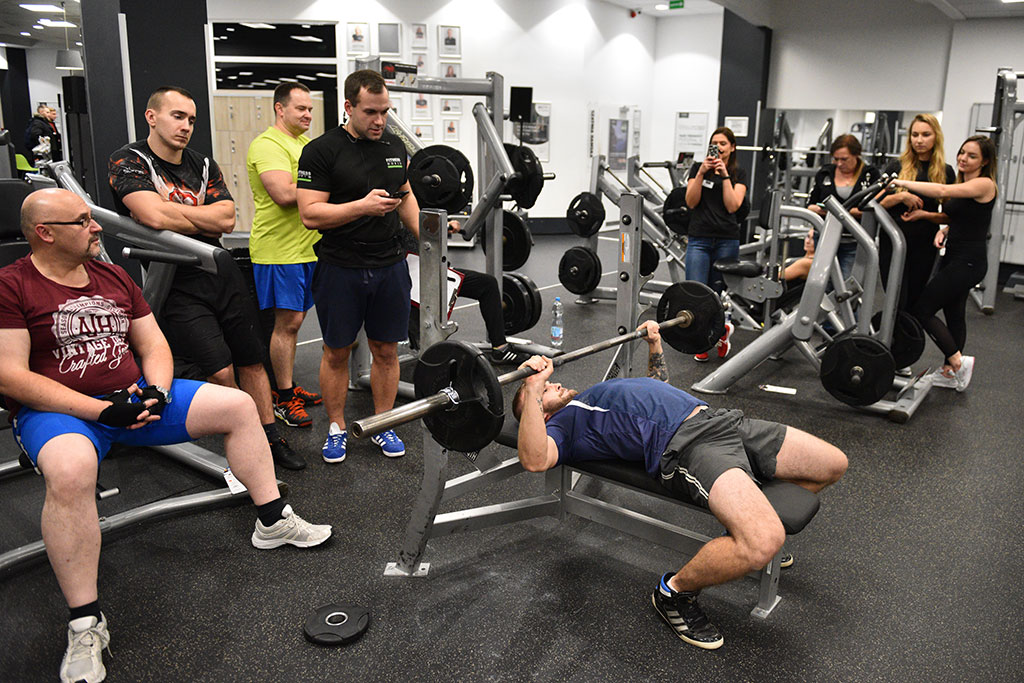 Męska rzecz w Fitness World w Galerii Ferio
