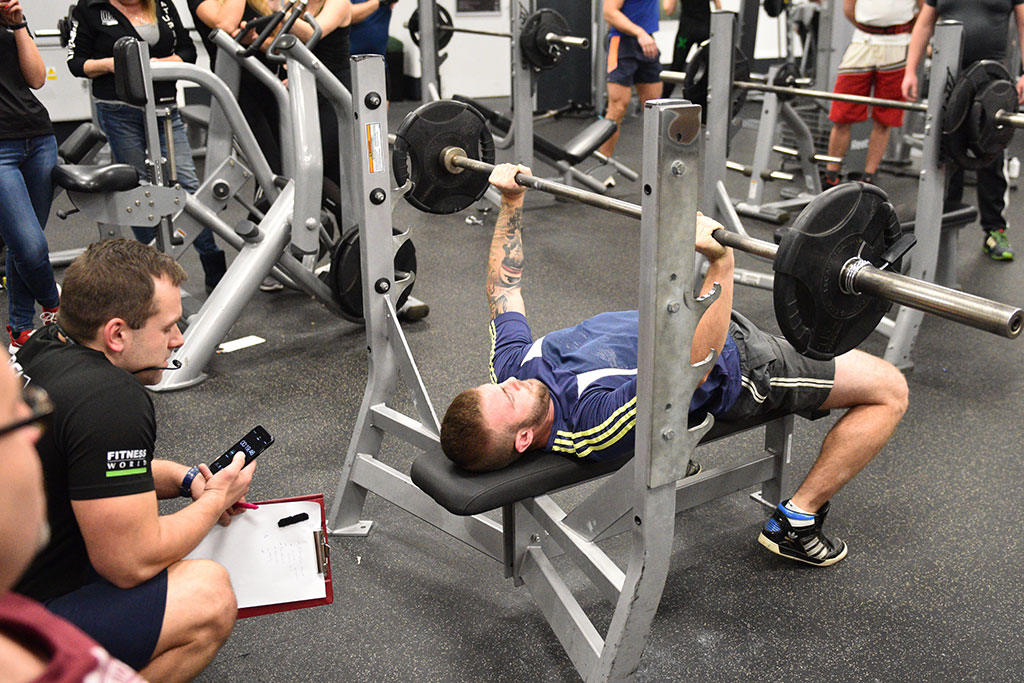 Męska rzecz w Fitness World w Galerii Ferio