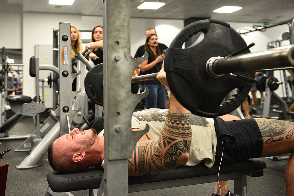 Męska rzecz w Fitness World w Galerii Ferio