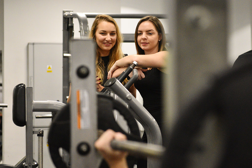 Męska rzecz w Fitness World w Galerii Ferio