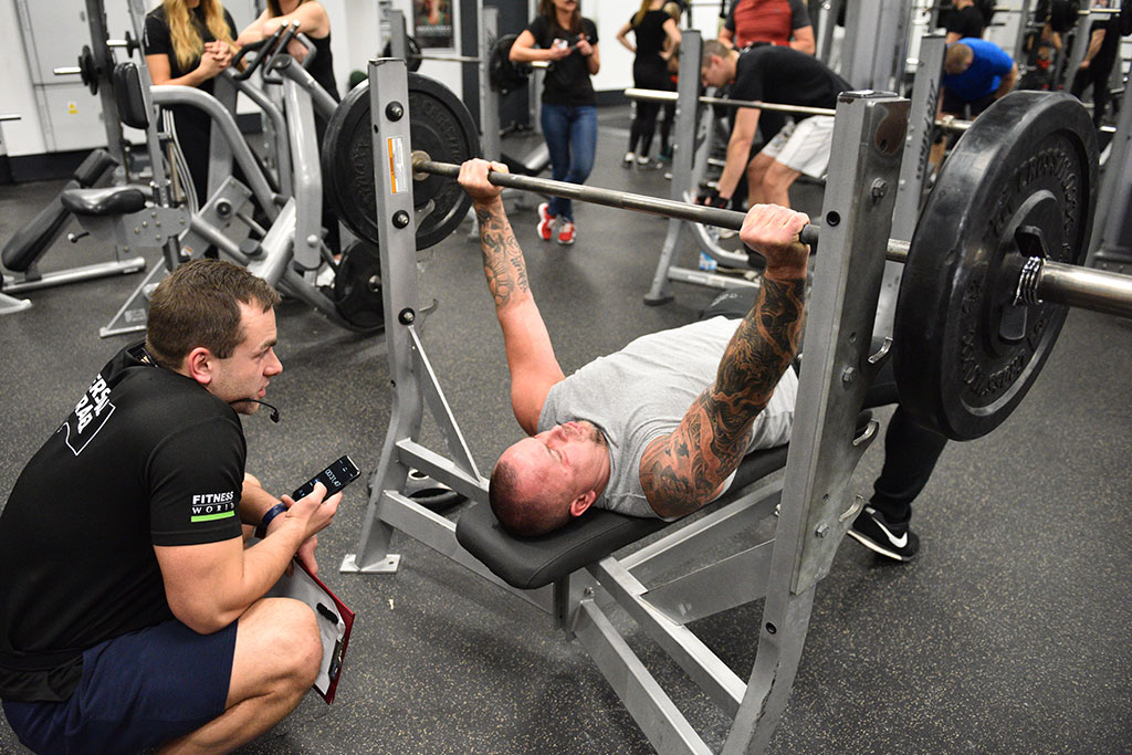 Męska rzecz w Fitness World w Galerii Ferio