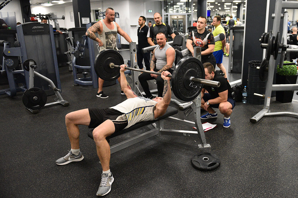 Męska rzecz w Fitness World w Galerii Ferio
