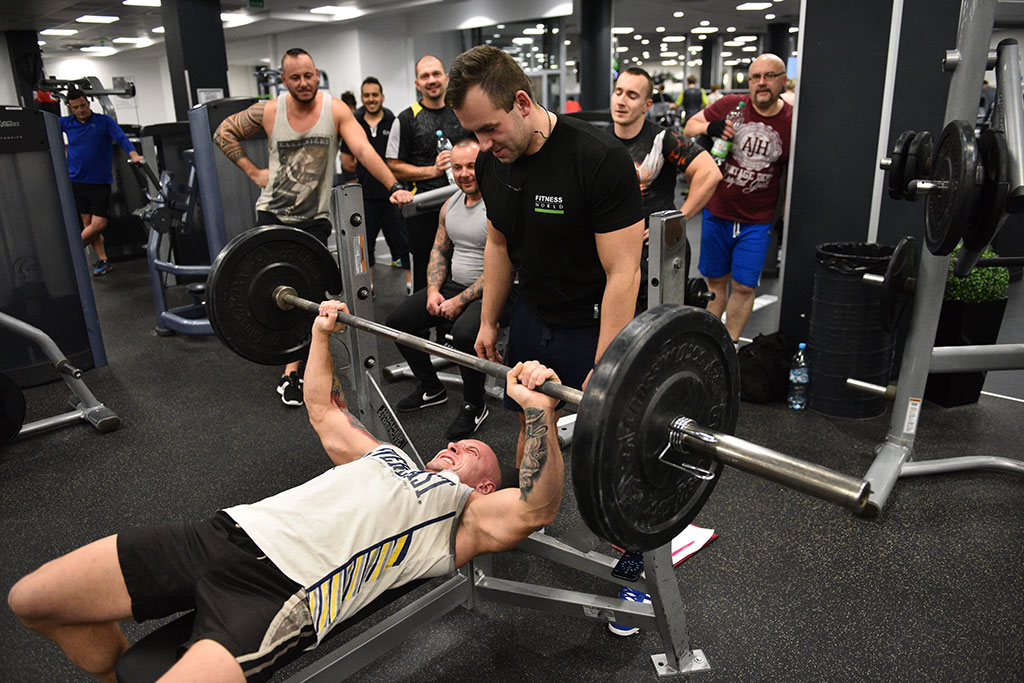 Męska rzecz w Fitness World w Galerii Ferio