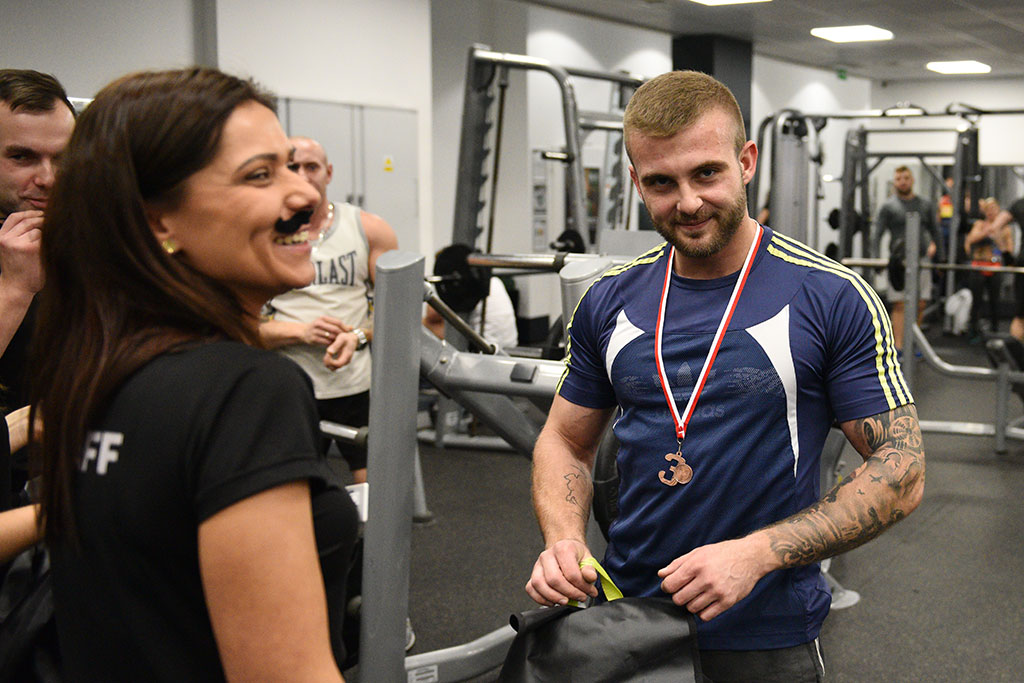 Męska rzecz w Fitness World w Galerii Ferio