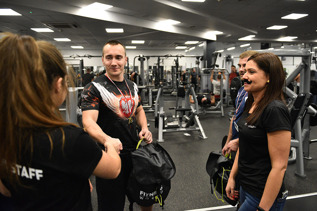 Męska rzecz w Fitness World w Galerii Ferio