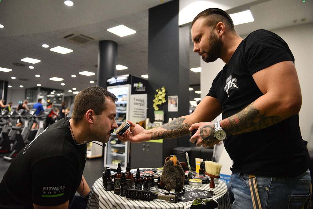 Męska rzecz w Fitness World w Galerii Ferio