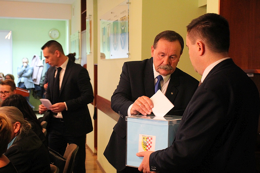 Radni wybrali władze i radę powiatu legnickiego