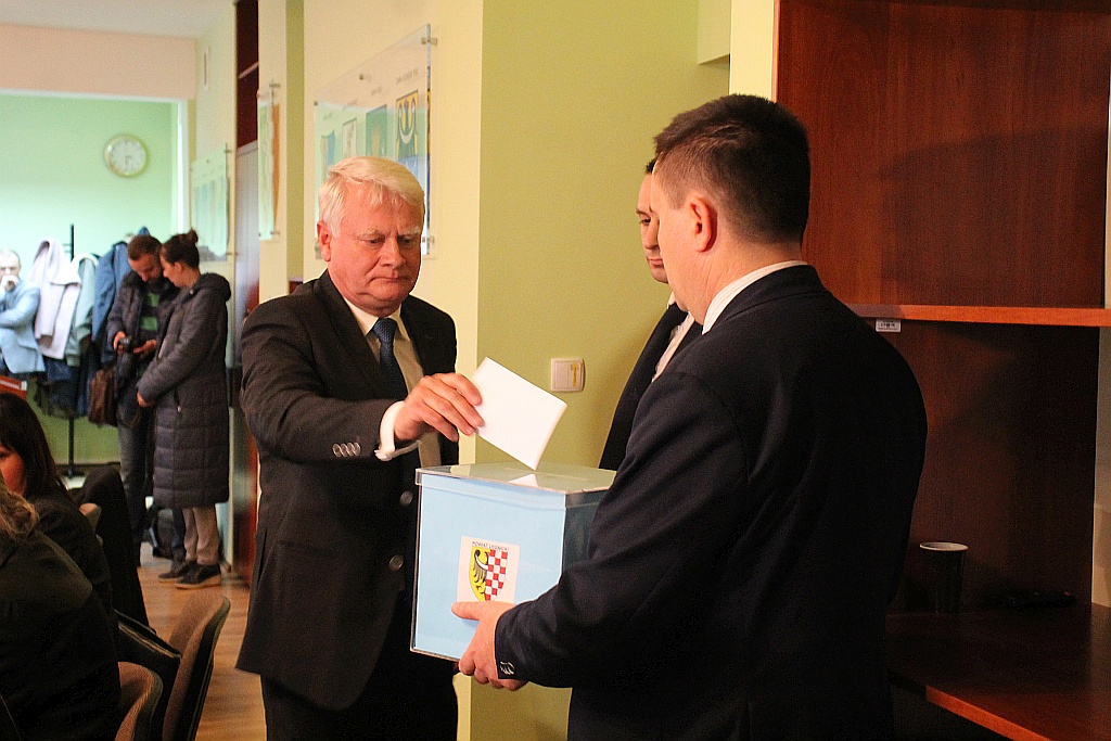 Radni wybrali władze i radę powiatu legnickiego