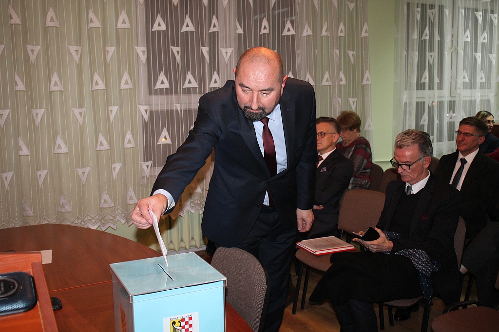 Radni wybrali władze i radę powiatu legnickiego