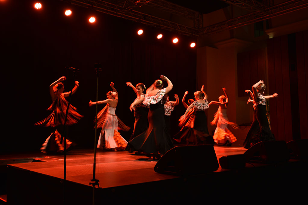 Gitara, falbany, wachlarze i kobiety, czyli ogniste flamenco