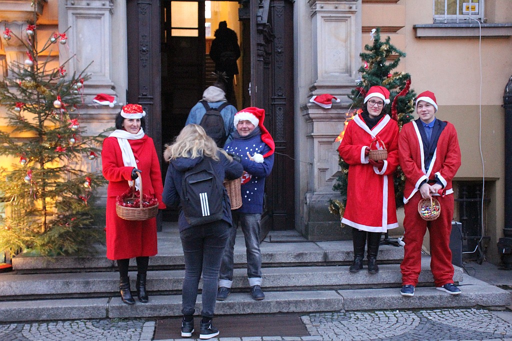 Czerwone Mikołaje rozdawały słodkości licealistom