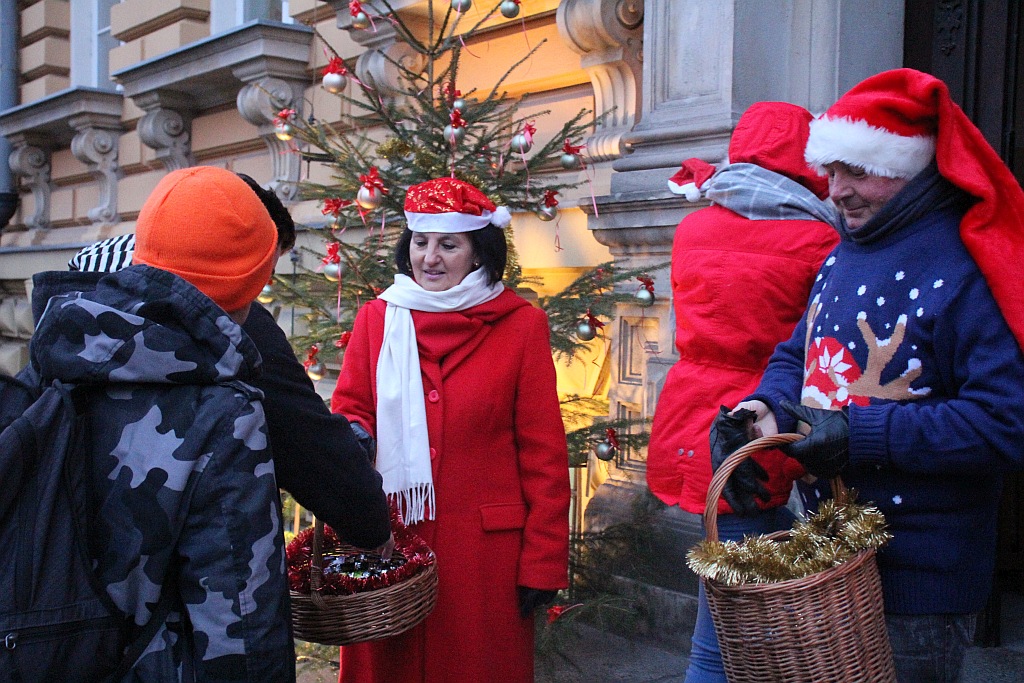 Czerwone Mikołaje rozdawały słodkości licealistom