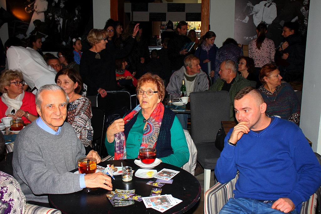 W Caffe Modjeska odbył się wieczór autorski Anny Podczaszy