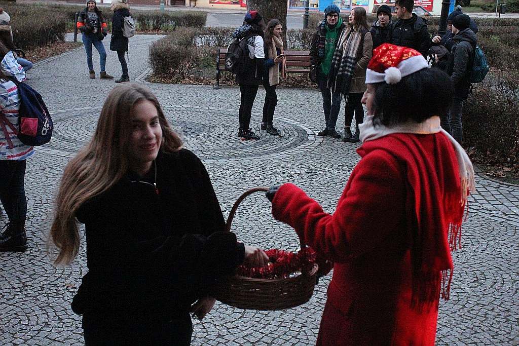 Czerwone Mikołaje rozdawały słodkości licealistom