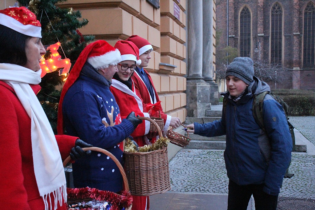 Czerwone Mikołaje rozdawały słodkości licealistom