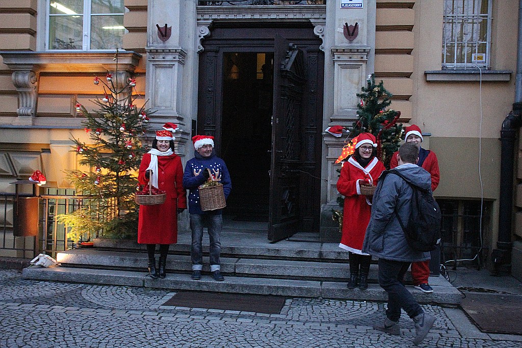 Czerwone Mikołaje rozdawały słodkości licealistom