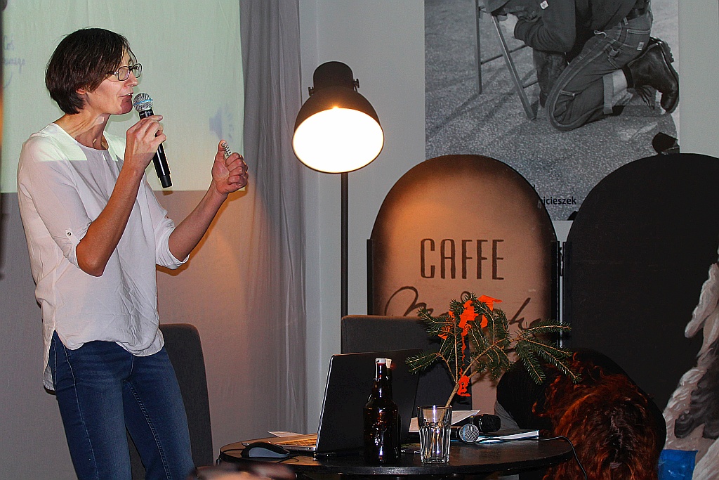 W Caffe Modjeska odbył się wieczór autorski Anny Podczaszy