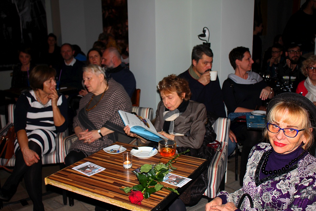 W Caffe Modjeska odbył się wieczór autorski Anny Podczaszy